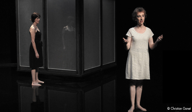 La Nuit Les Brutes - Anne Alvaro & Clotilde Mollet feet in water